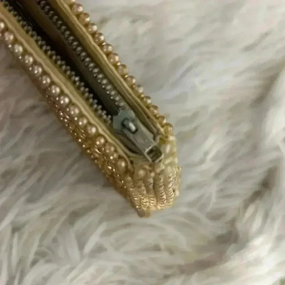 Vintage 1940s clutch purse.‎ Ivory color. Zipper closure. - Picture 9 of 9